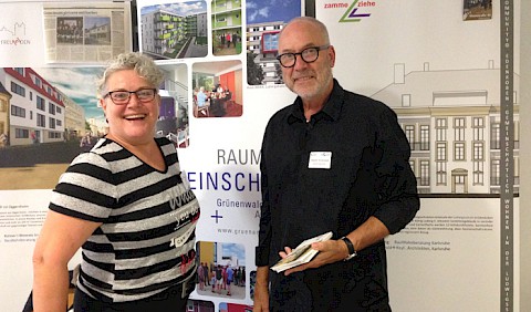 Vereinsvorsitzende Susanne Roth und Alexander Grünenwald am Projektstand