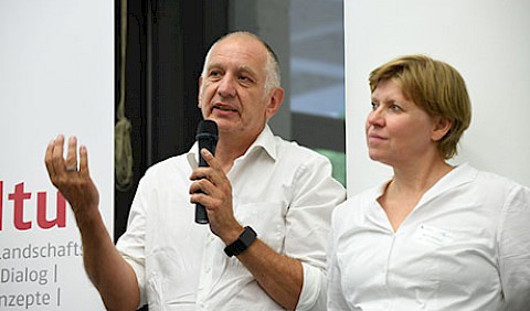 Architekt Thomas Lückgen und Architektin Beatrix Baltabol beim Podiumsgespräch. Foto: Kristina Schäfer, Mainz