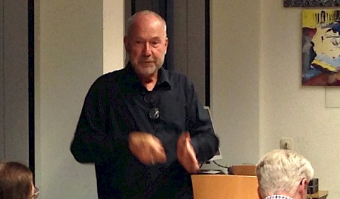 Alexander Grünenwald bei der Beantwortung der Intensiven Nachfragen zu dem spannenden Wohnthema vom Publikum