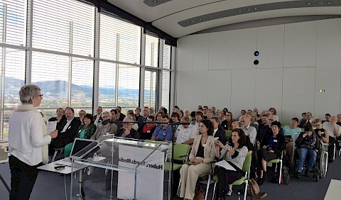 Die ca. 100 BesucherInnen im Vortragssaal mit Ausblick vom Schwarzwald bis in die Vogesen