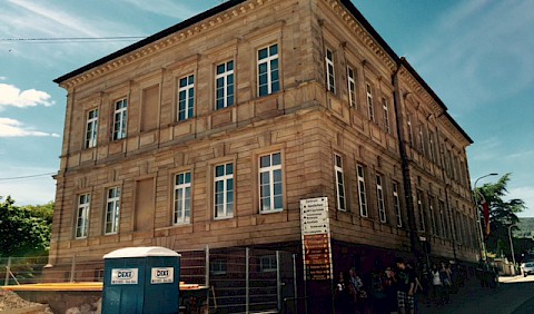 Die talseitige Ostfassade der Ludwigsschule