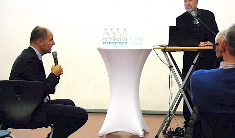 Singens OB Bernd Häusler in der Diskussion....