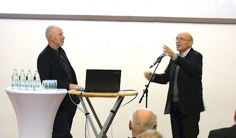 Moderator Alexander Grünenwald und Referent Prof. Tilman Harlander