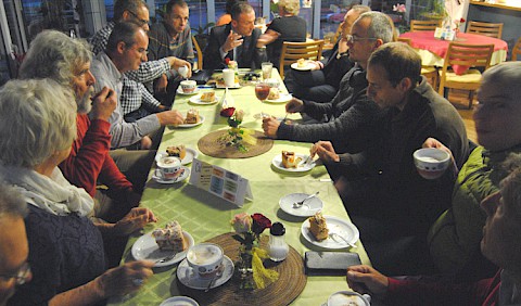 Fette Sahnetorte als Belohnung fürs Durchhalten im Bewohnercafe