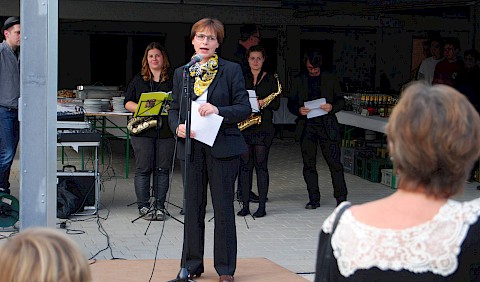 Offenburgs Oberbürgermeisterin Edith Schreiner am Mikrofon....