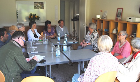 Intensiver Gesprächsaustausch im Gemeinschaftsraum