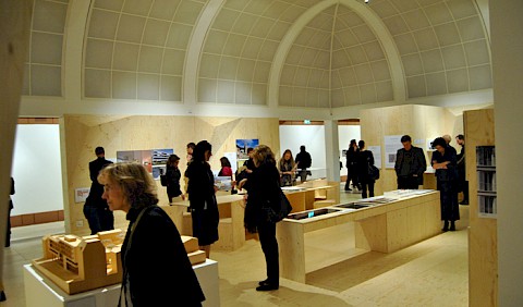 Besucher nach der Eröffnung in den Ausstellungsräumen