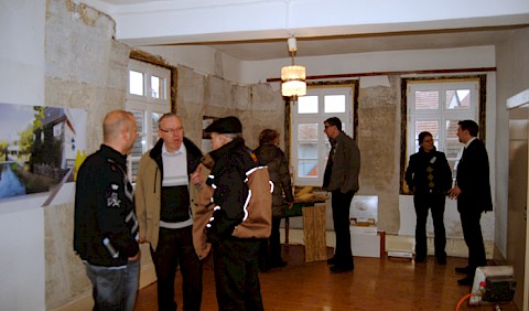 Besucher informieren sich über Denkmalschutz und Innendämmung