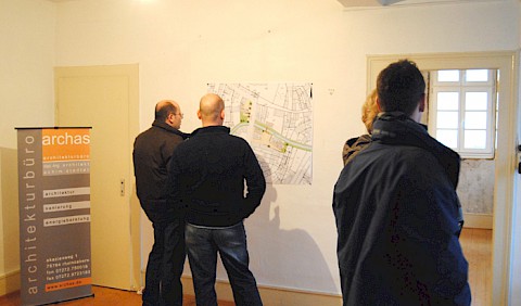 Architekt Stadter erläutert Besuchern die Bausubstanz