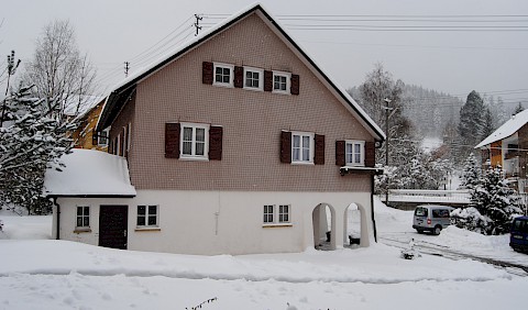 Zugangshaus im Schnee