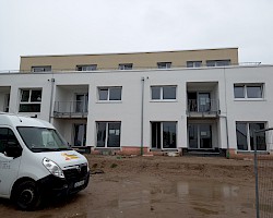 Mit der Installation der Geländer für die Dachterrassen ist die Fassade bis auf den Sockelbereich mittlerweile praktisch komplett.t.