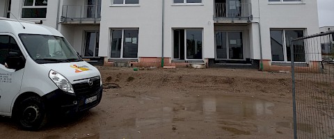 Mit der Installation der Geländer für die Dachterrassen ist die Fassade bis auf den Sockelbereich mittlerweile praktisch komplett.t.